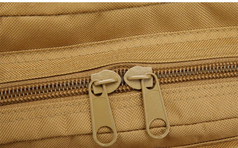 Una bolsa bronceada con cremallera y dos cremalleras de oro