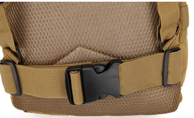 Una bolsa de bronceado y negro con una correa