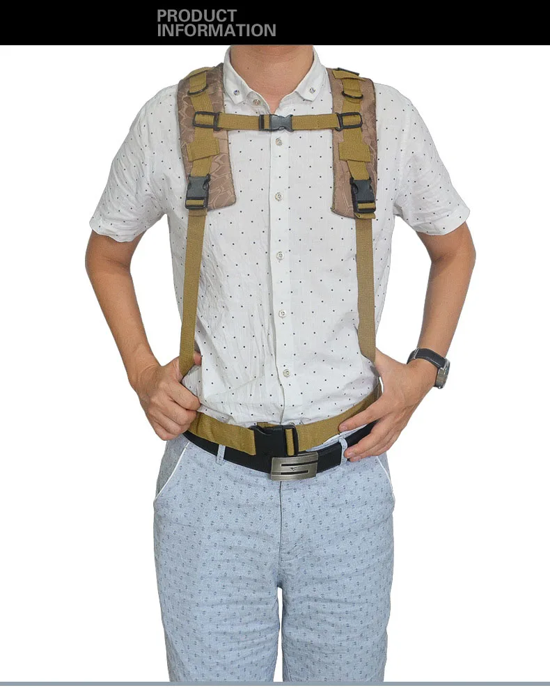 Un hombre con una mochila y tirantes