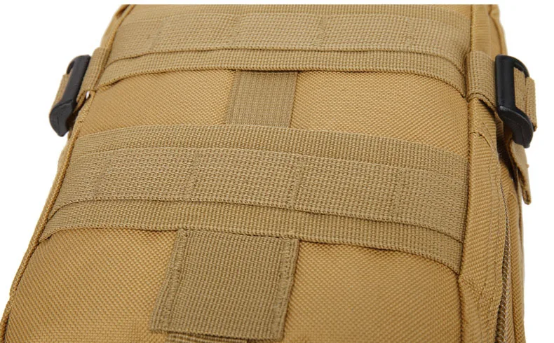 Una mochila bronceada con una correa negra