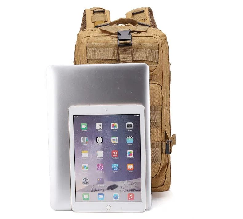 Se coloca un iPad blanco sobre una mochila tostada