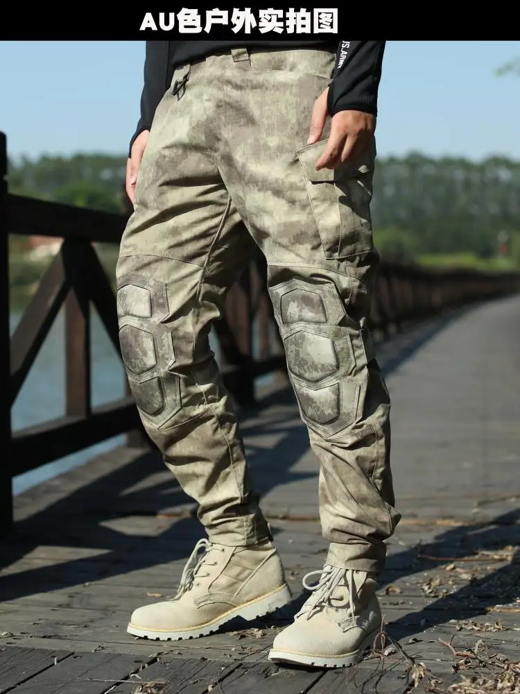 Un hombre que usa pantalones y zapatos de camuflaje