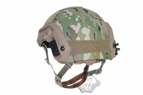 Un casco de camuflaje con una correa