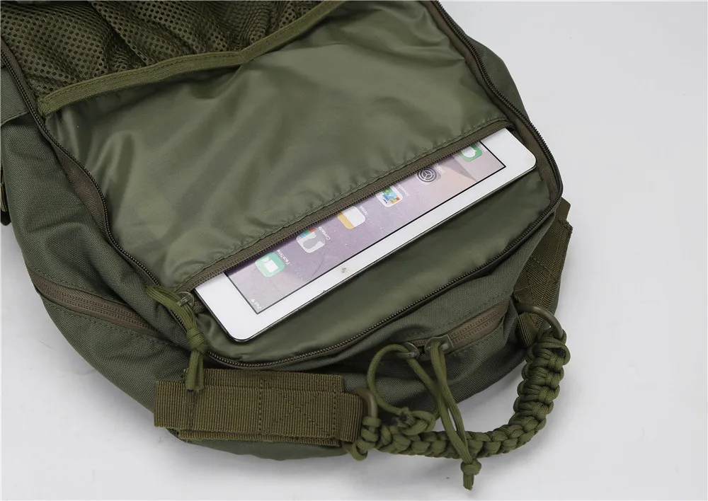 Una mochila verde con un iPad blanco en el interior