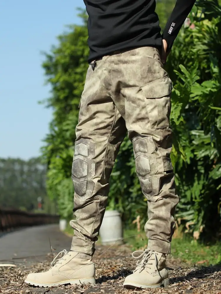 Un hombre con pantalones de camuflaje y una camisa negra