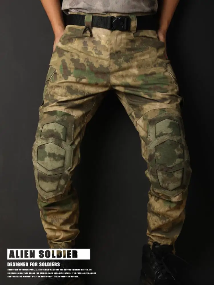 Un hombre con pantalones de camuflaje