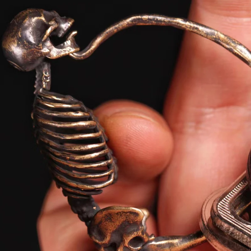 Llavero con forma de esqueleto, herramienta creativa de latón para crear huecos, EDC - imagen 2