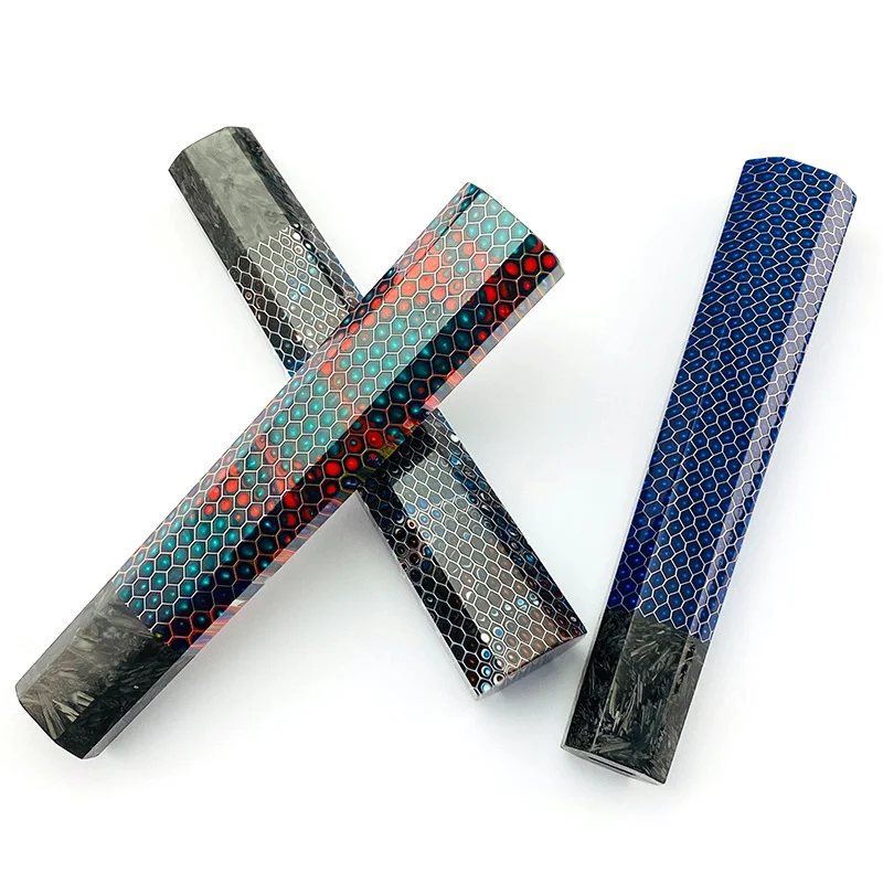 Dos objetos negros y azules están sentados sobre un fondo blanco.