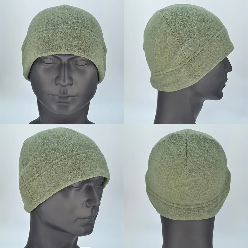 Un maniquí con un sombrero verde