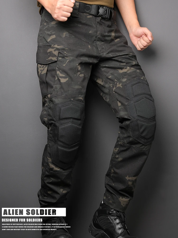 pantalones de camuflaje y zapatos negros
