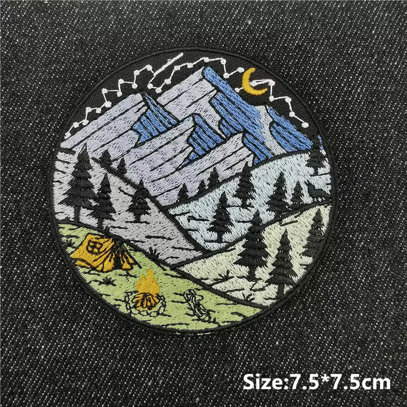 Vista de varios parches con diseños de luna, montaña y estrellas