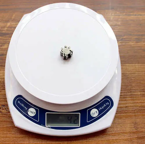 Llavero con forma de araña de latón y titanio, colgante para collar, decoración colgante con cordón para disfraz de caza - imagen 3