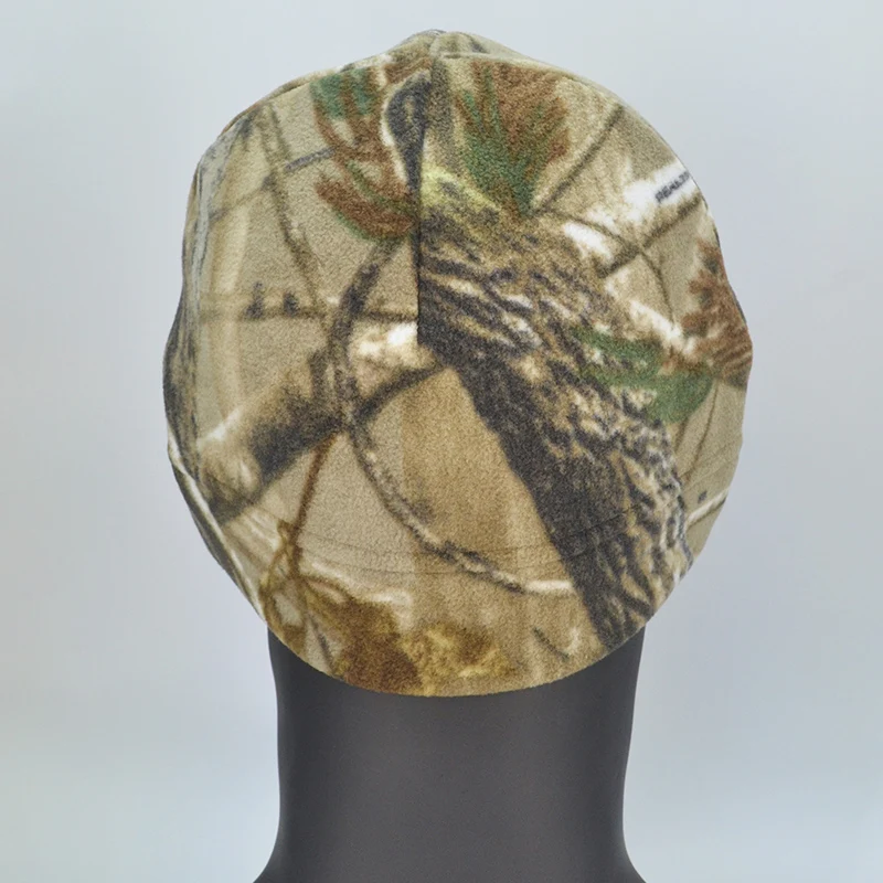 Un sombrero de camuflaje en un maniquí