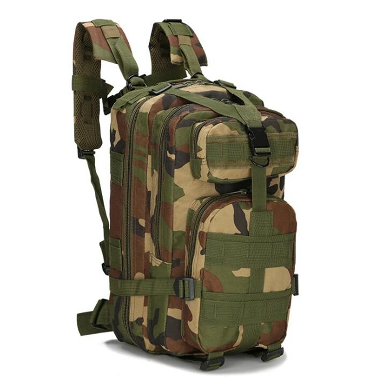 Una mochila de camuflaje con correa