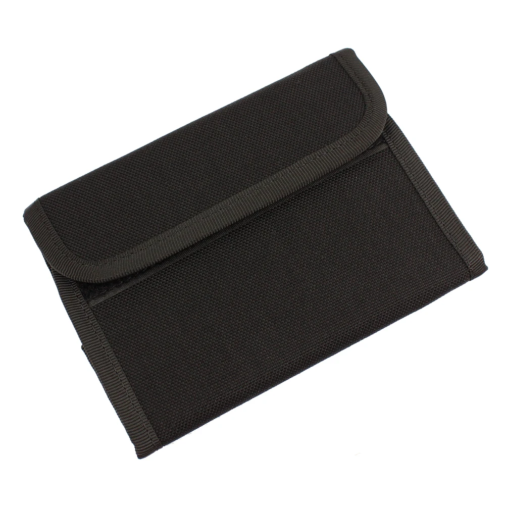 Una caja negra con una cremallera en el frente