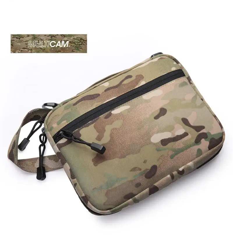Bolsa de acabado Tactical Raiders apoyada sobre superficie exterior