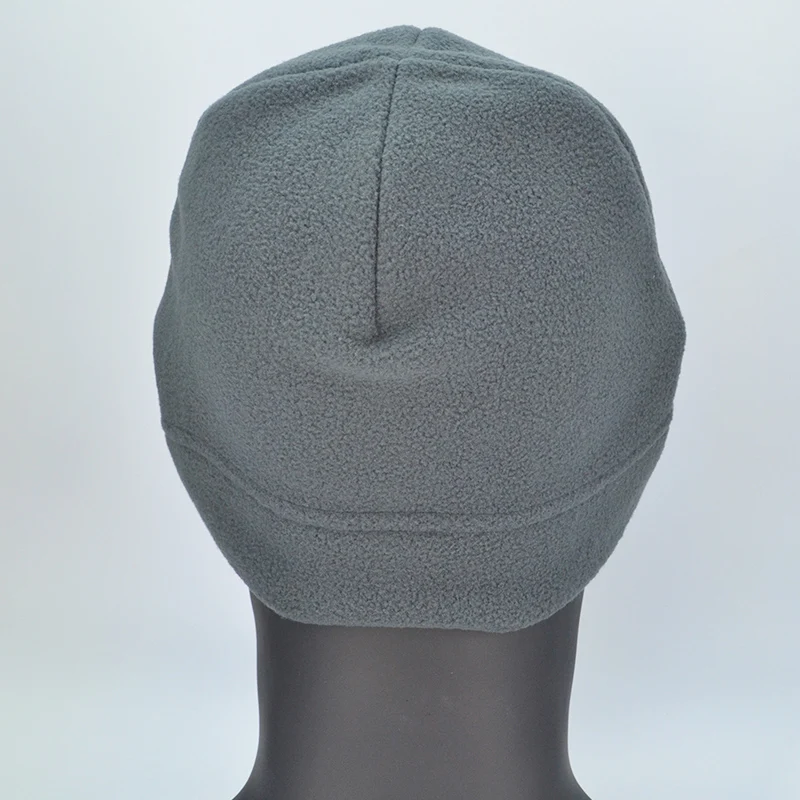 Un sombrero gris en un maniquí