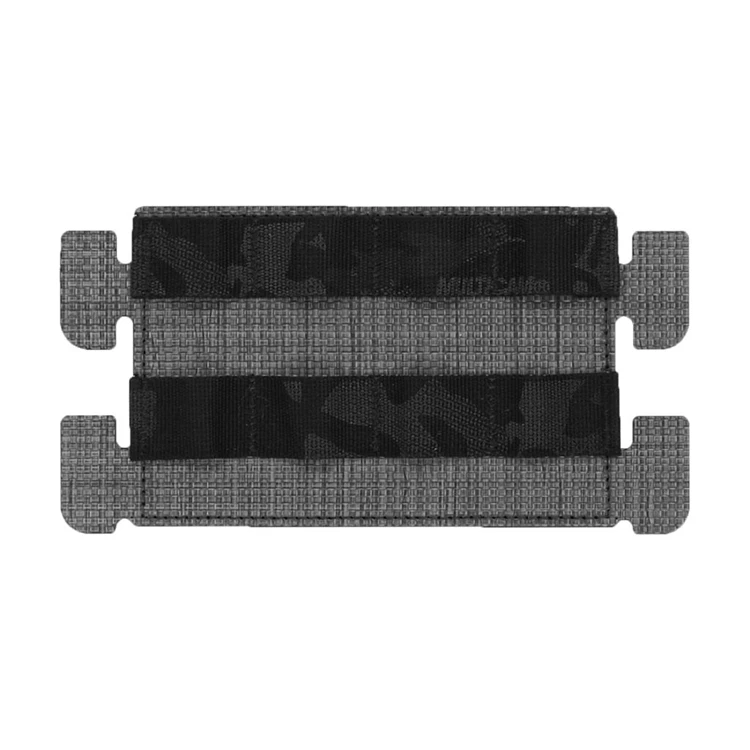 Detalle del sistema de fijación MOLLE en panel táctico