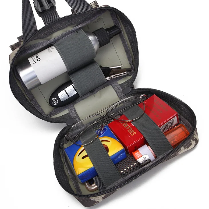 Una bolsa con un cepillo de dientes una botella y un par de vasos