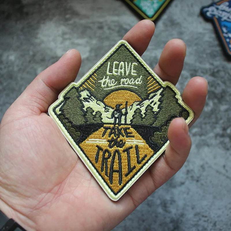 Parche de rombo táctico con bordado de montañas coloridas, diseño de paisaje de aventura de montañismo para entusiastas del aire libre - imagen 4