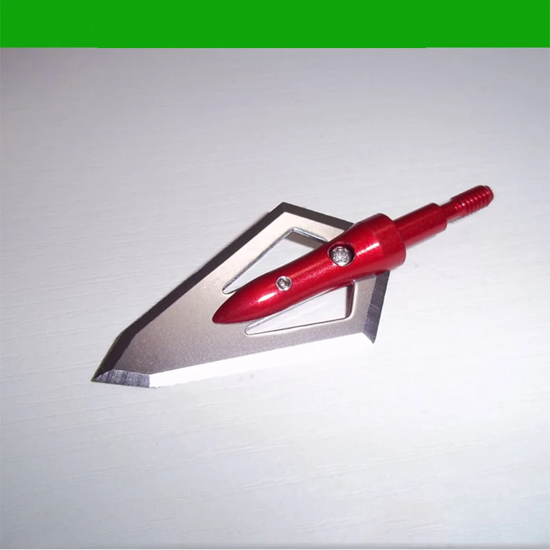 Una flecha roja y plateada sobre un fondo blanco