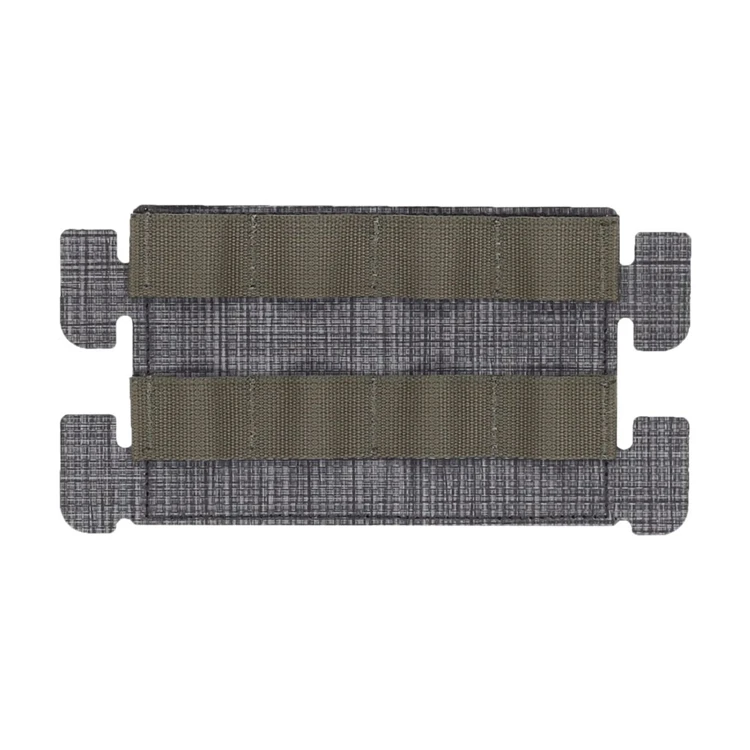 Vista lateral del panel adaptador MOLLE instalado