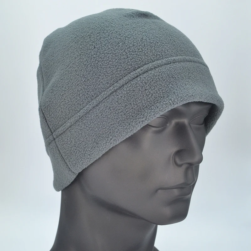 Un sombrero gris con una cara