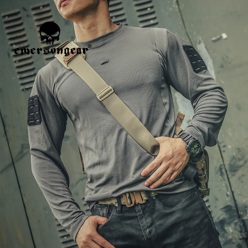 Camiseta táctica UMP Frogmen combinada con equipo de airsoft