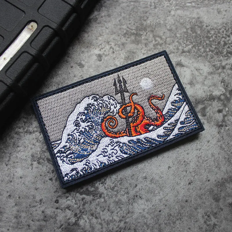 Parches bordados de gran ola Kraken Trident Octopus Ukiyoe, insignia táctica de amanecer, brazalete artesanal para bolsa de ropa, apliques - imagen 2