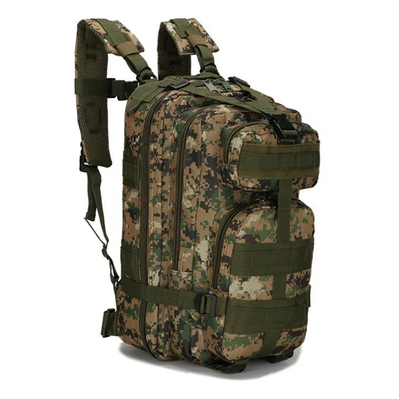 Una mochila de camuflaje con correa