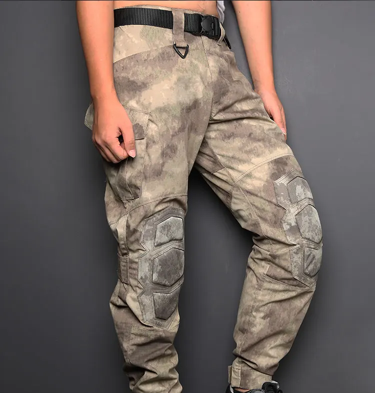 Un hombre que usa pantalones de camuflaje y un cinturón negro