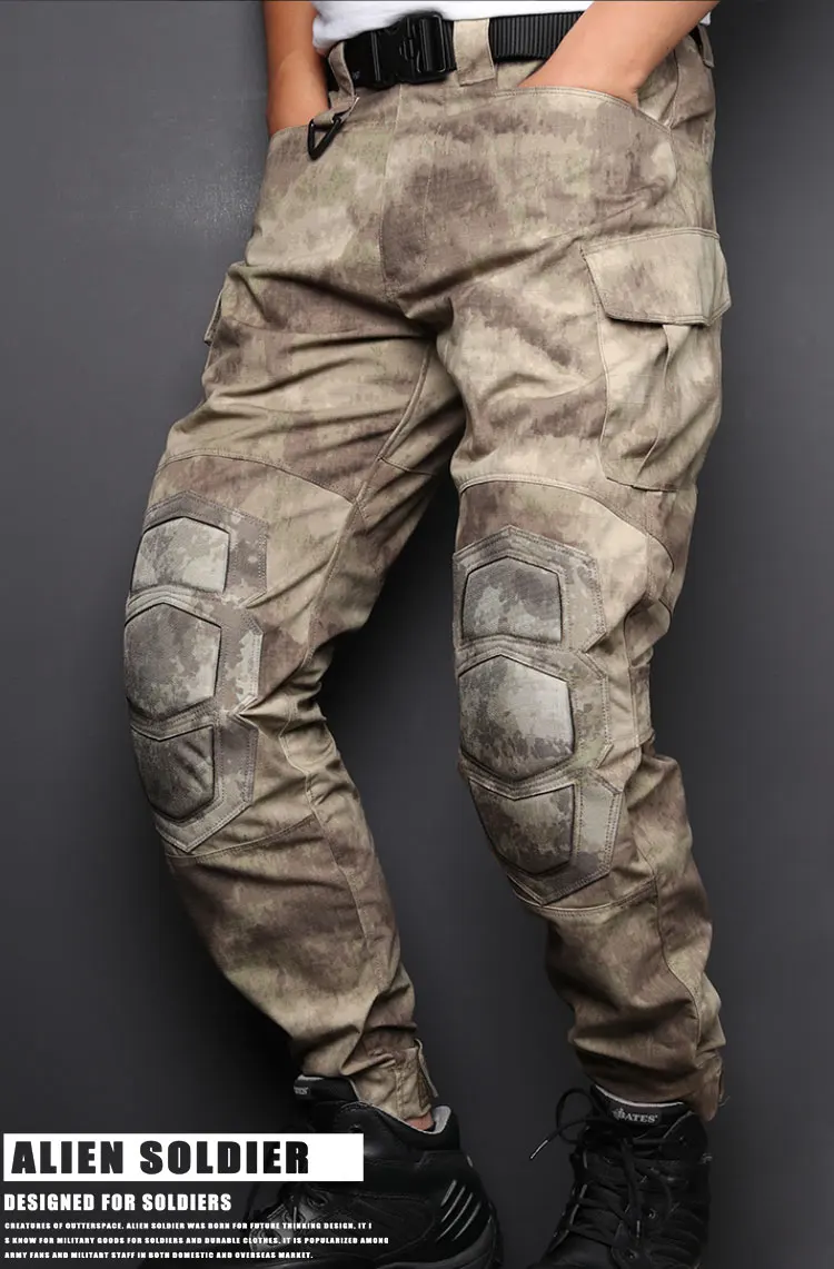 Un hombre que usa pantalones de camuflaje con un cinturón negro