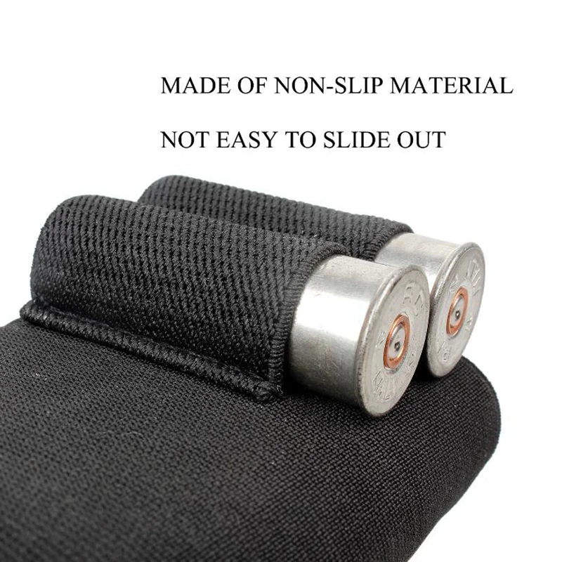 Una toalla negra con dos balas encima