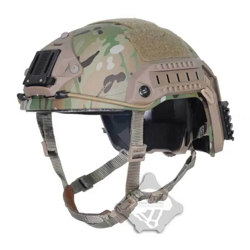 Un casco de camuflaje con una correa