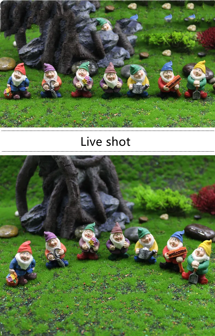 Se plantean un grupo de muñecas de elfas pequeñas frente a un árbol y rocas