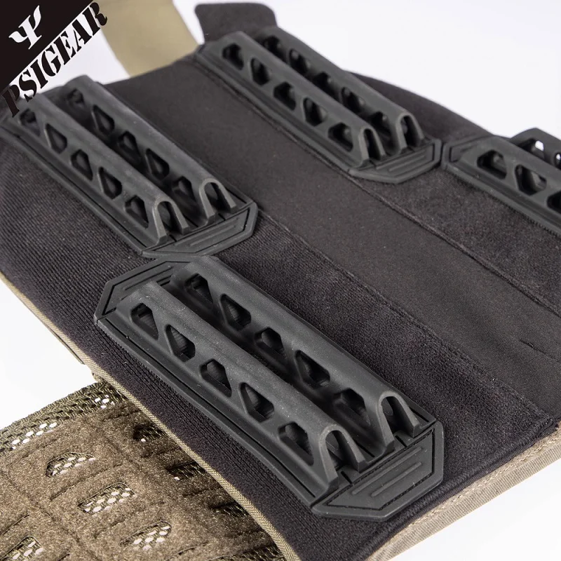 Una bolsa negra y gris con correa de bolsillo