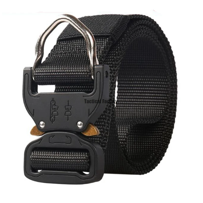 Un cinturón táctico negro con hebilla y clip