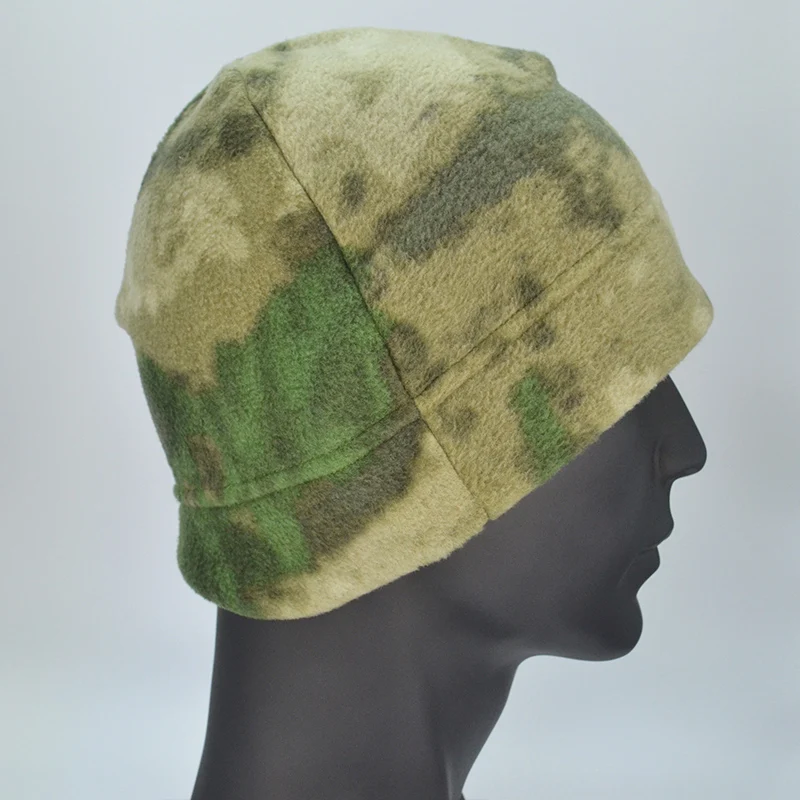 Un maniquí con un sombrero de camuflaje