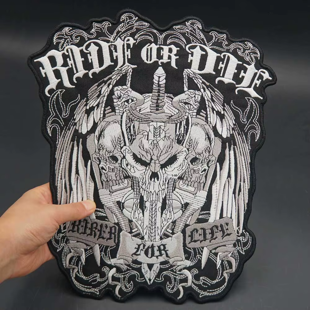 Parche bordado adhesivo calavera biker – Gran tamaño para ropa y bolsos - imagen 5