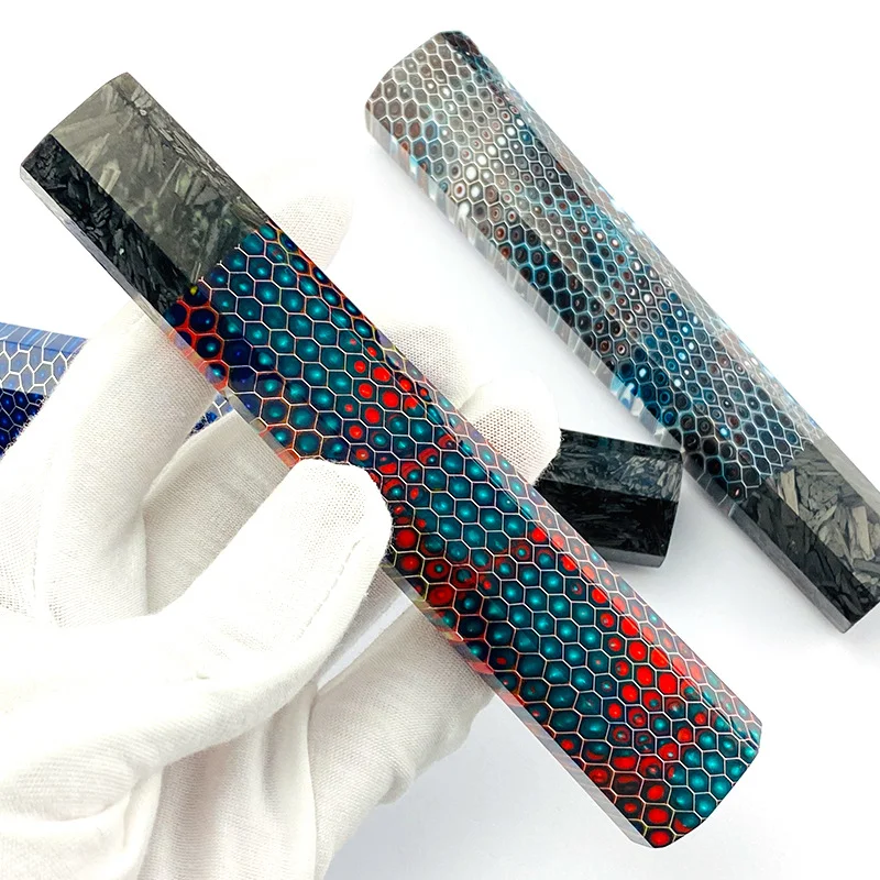 Una persona parada en una playa con tabla de surf