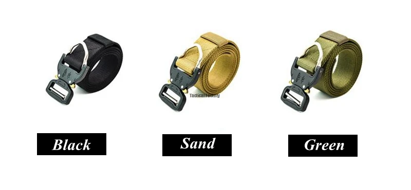 Una hebilla de cinturón de color negro dorado, verde y arena