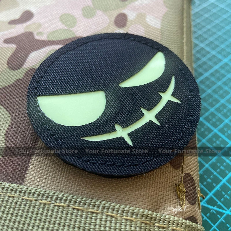 Parche redondo de risa malvada para Halloween, insignia táctica de nailon negro luminoso para ropa, mochila, decoración de sombrero - imagen 3