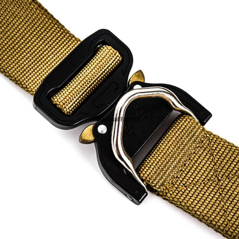 Un reloj con una banda de oro y una cara negra