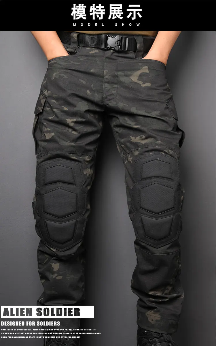 Un par de pantalones de camuflaje con bolsillos