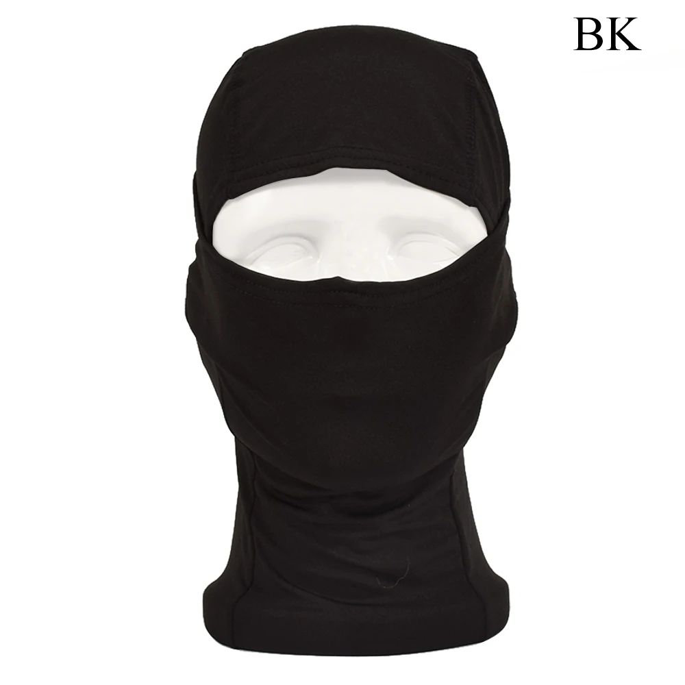 Una capucha negra con una cabeza blanca sobre él