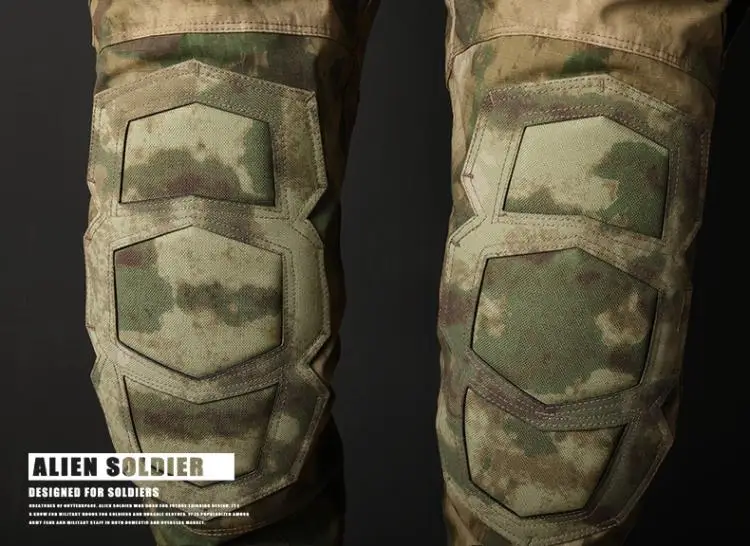 Un par de pantalones de camuflaje con bolsillos