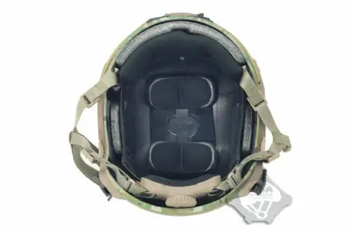 Una mochila negra y bronceada con una etiqueta blanca