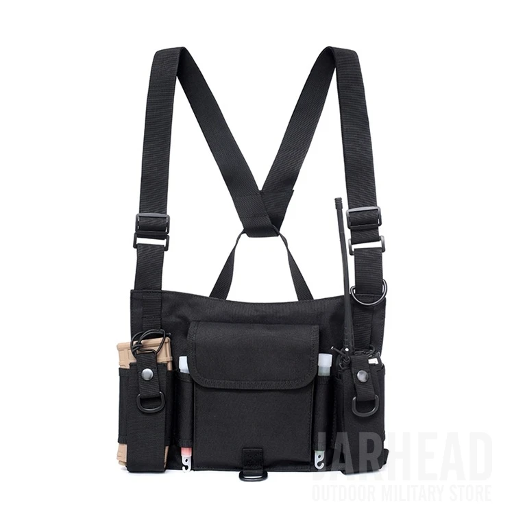 Una bolsa negra con correas y un bolsillo