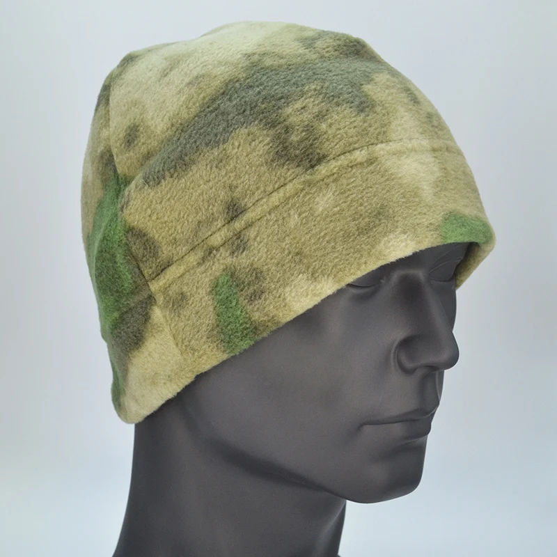 Un maniquí con un sombrero de camuflaje