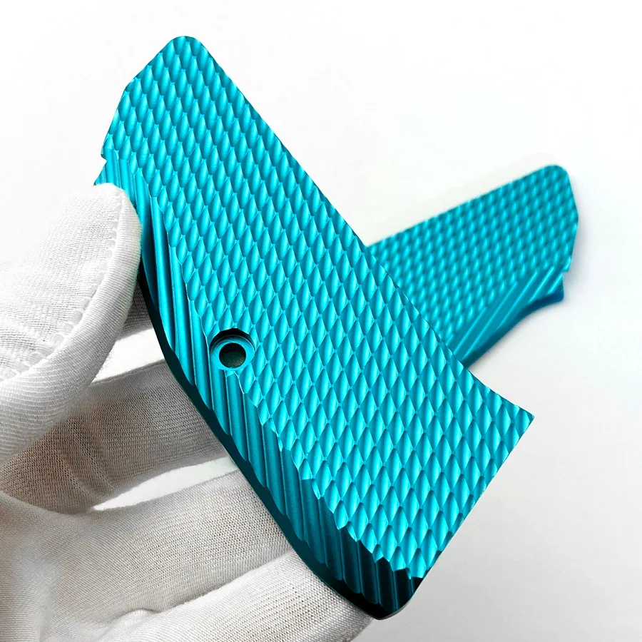 Un objeto azul está sosteniendo una persona que usa guantes